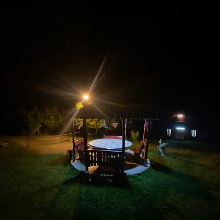 Cabana Cu Teren De Tenis -- Etaj Banita Exterior foto
