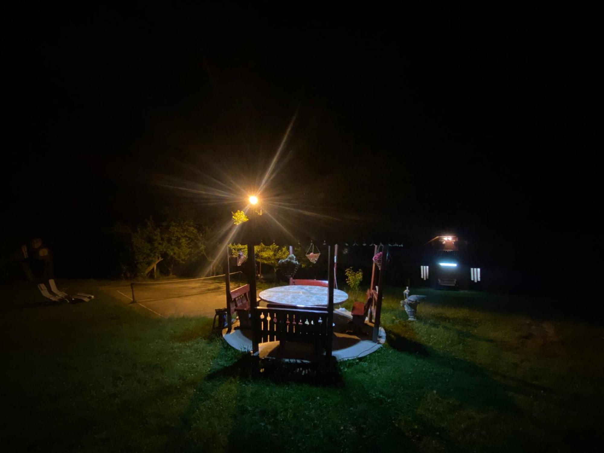 Cabana Cu Teren De Tenis -- Etaj Banita Exterior foto