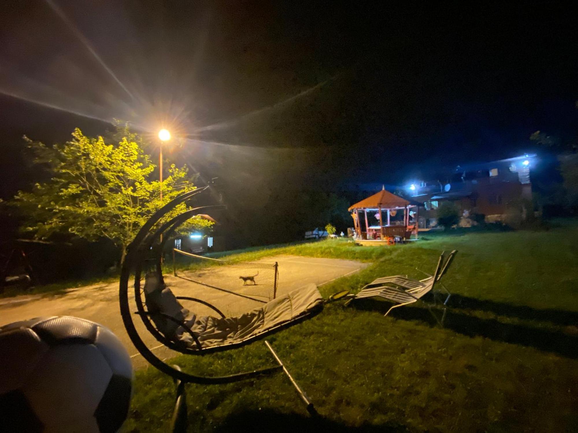 Cabana Cu Teren De Tenis -- Etaj Banita Exterior foto